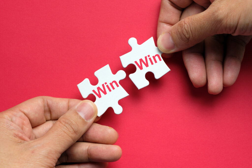 Hände, die Puzzleteilchen mit Win Win zusammensetzen
